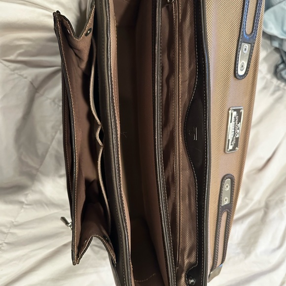 TUMI dark brown Leather Formula T Compartment Briefcase/Laptop Bag model 2952D. - Picture 5 of 6